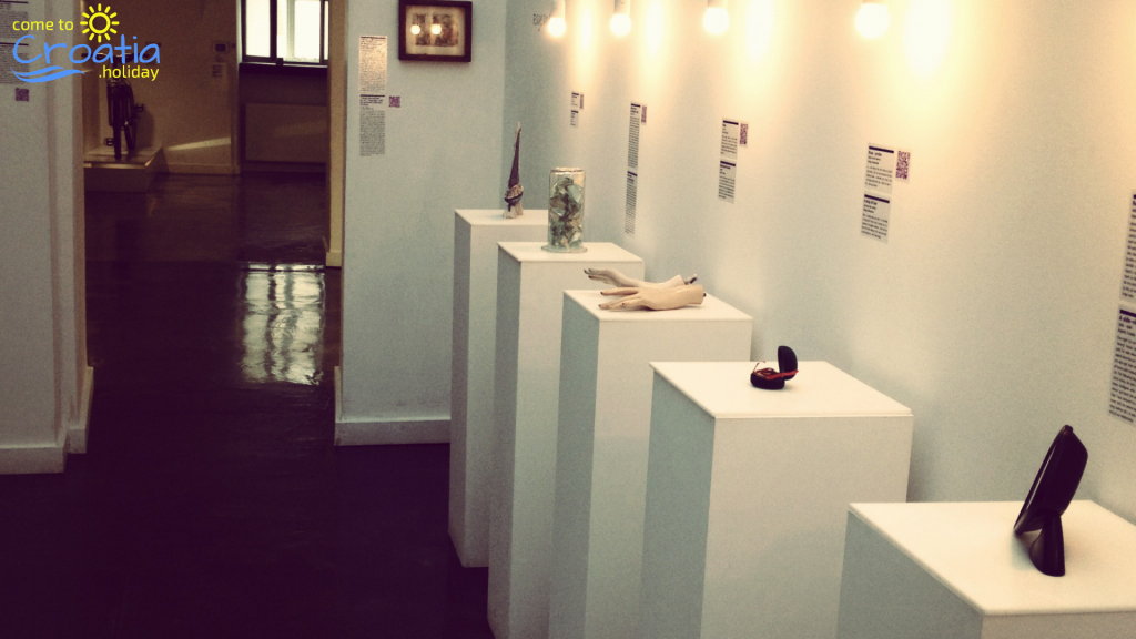 Separate and Thematic All White Rooms