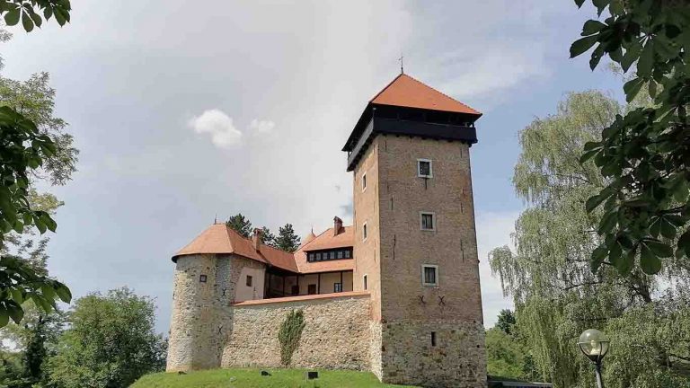 Dubovac Castle and Aquatika Aquarium