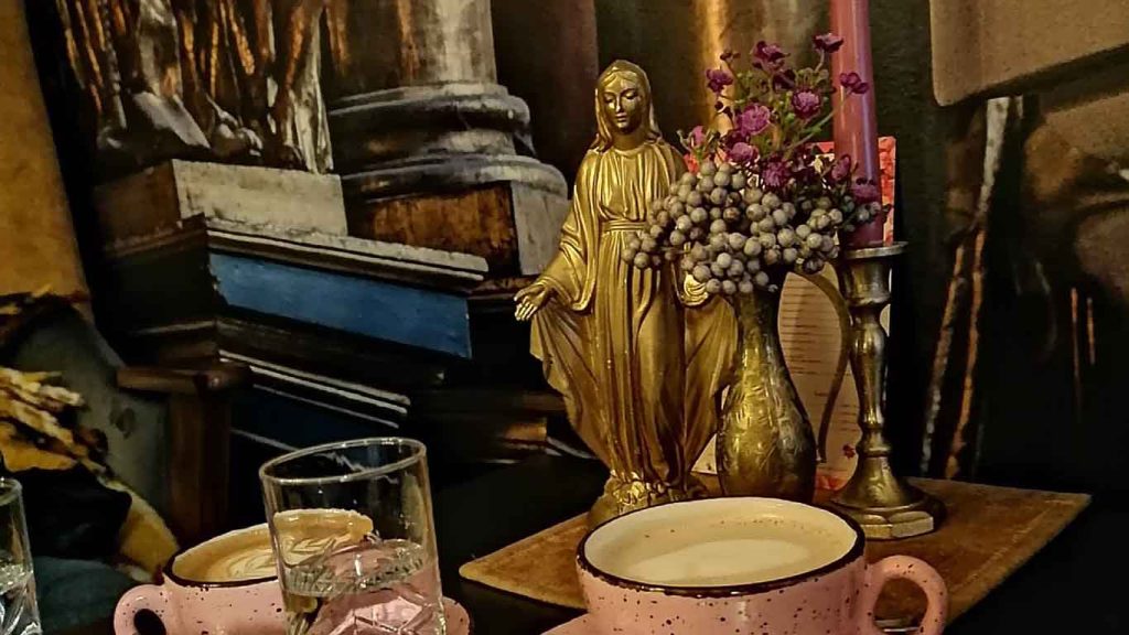Sacred elements in the decor are an important part of interior design of Drugi Program.